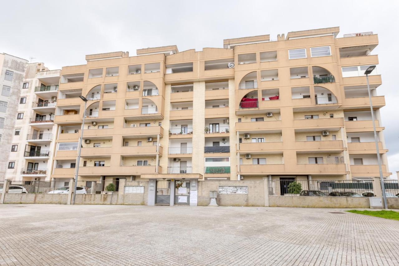 Lecce Colorful Flat With Terrace & Parking Lägenhet Exteriör bild
